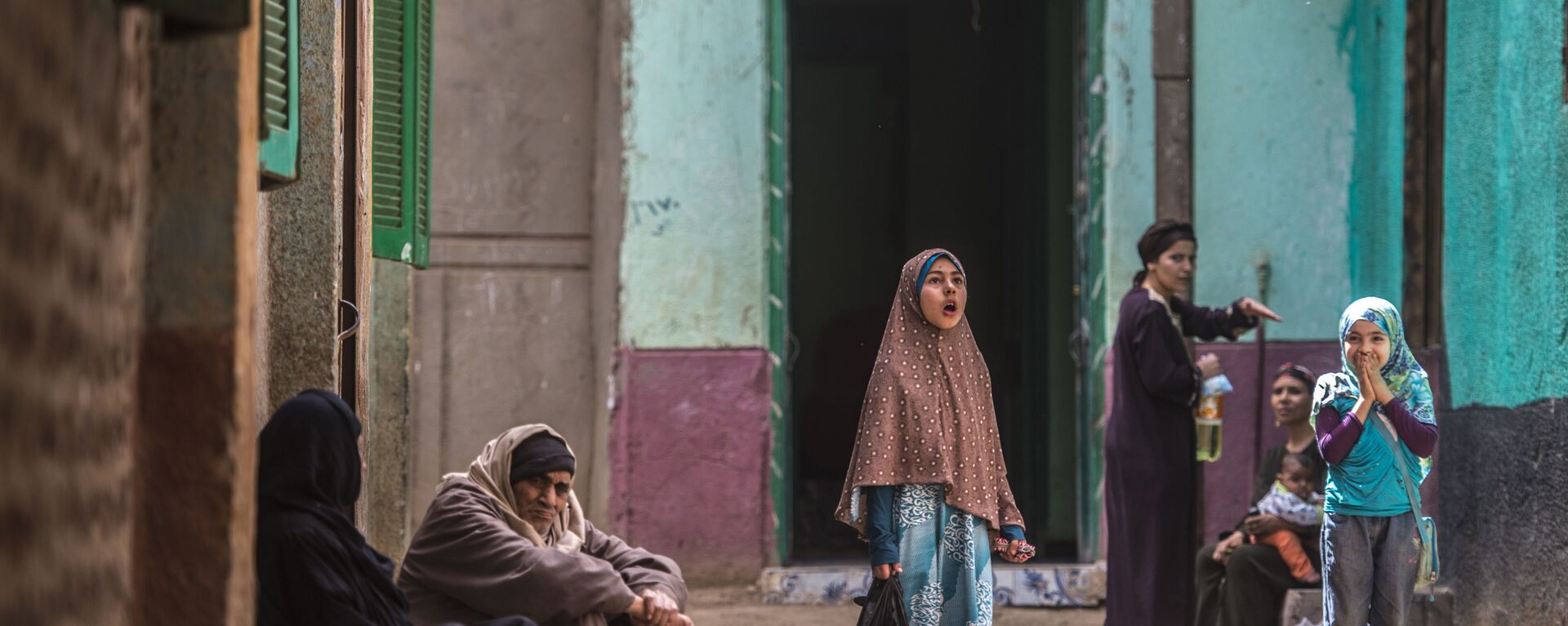 فتاة مصرية تقف في زقاق في قرية الزيندايا، في محافظة بني مزار بالمنيا جنوب القاهرة، 5 أبريل/ نيسان 2016. - سبوتنيك عربي, 1920, 25.04.2021