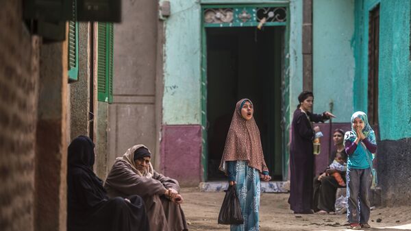 فتاة مصرية تقف في زقاق في قرية الزيندايا، في محافظة بني مزار بالمنيا جنوب القاهرة، 5 أبريل/ نيسان 2016. - سبوتنيك عربي
