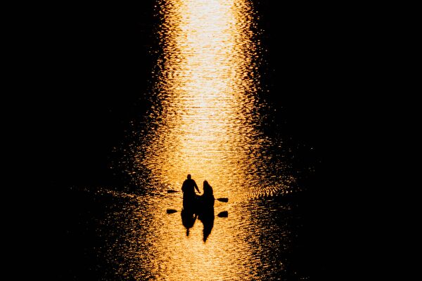 أشخاص داخل قارب كانوا على نهر بوتوماك بواشنطن، 3 أبريل/ نيسان 2016. - سبوتنيك عربي