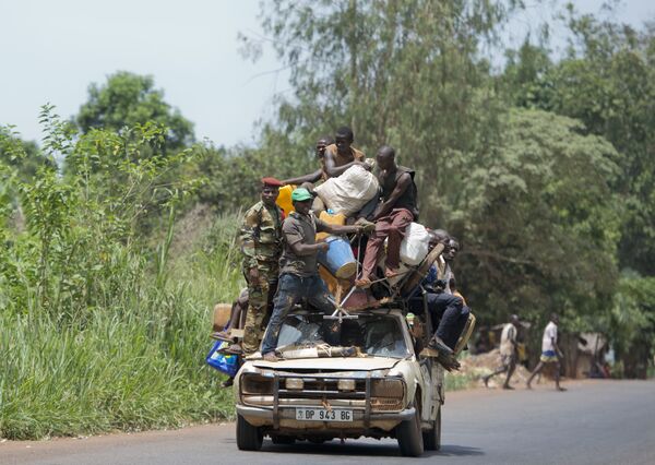 مواطنون يركبون سيارة لتوصلهم إلى وجهتهم، من مبايكي إلى بانغوي، جمهورية أفريقيا الوسطى. - سبوتنيك عربي