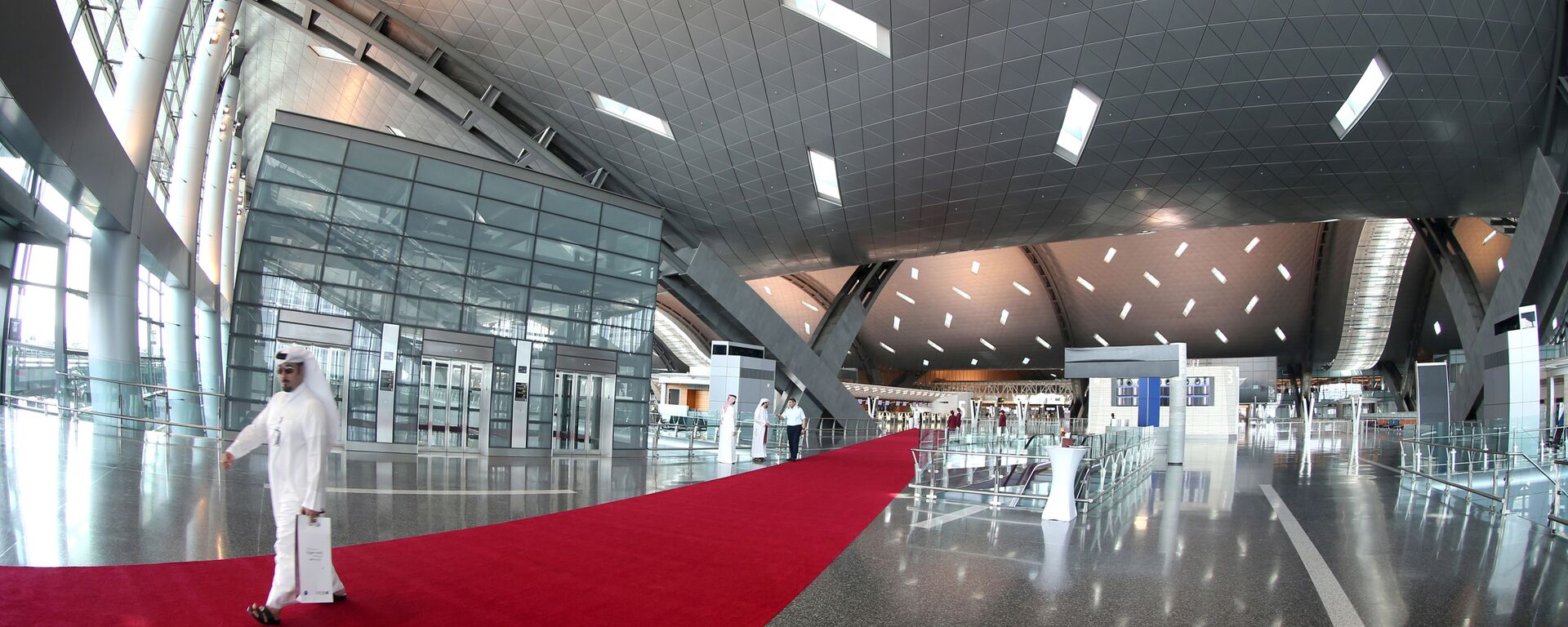 سجادة حمراء في إحدى قاعات مطار حمد الدولي بالدوحة، قطر. - سبوتنيك عربي, 1920, 05.05.2021