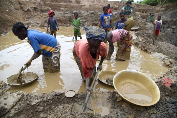 عمال أثناء بحثهم عن الذهب في غاغا بجمهورية أفريقيا الوسطى. - سبوتنيك عربي
