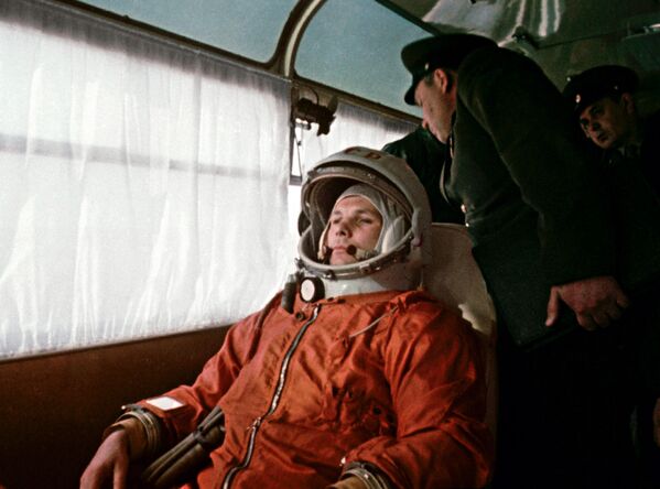 رائد الفضاء يوري غاغارين في طريقه إلى محطة بايكونور - سبوتنيك عربي