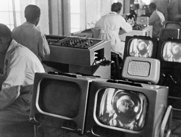 العلماء يراقبون حالة رائد الفضاء الروسي يوري غاغارين قبيل انطلاق مركبته إلى الفضاء، 12 أبريل/ نيسان 1961 - سبوتنيك عربي