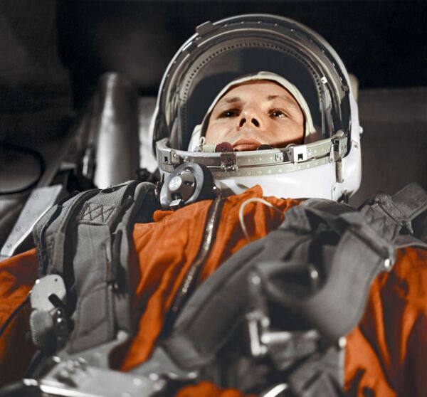 رائد الفضاء الروسي يوري غاغارين داخل قمرة المركبة الفضائية فوستوك، 12 أبريل/ نيسان 1961 - سبوتنيك عربي