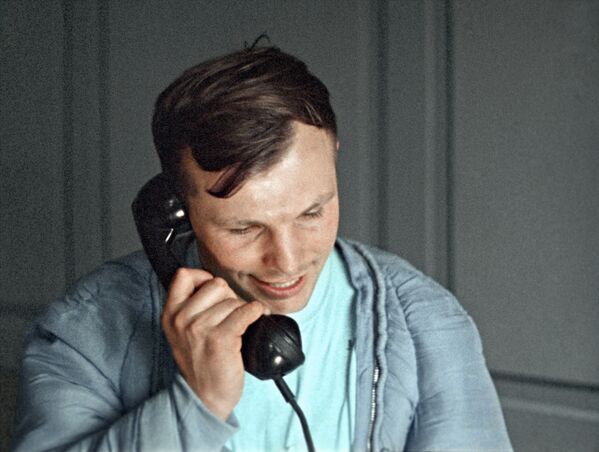 رائد فضاء الروسي يوري غاغارين خلال اجرائه لمكالمة هاتفية، وهو يخبر الحزب الشيوعي ومسؤول الحكومة السوفيتيىة عن نجاح إنجاز مهمته - سبوتنيك عربي