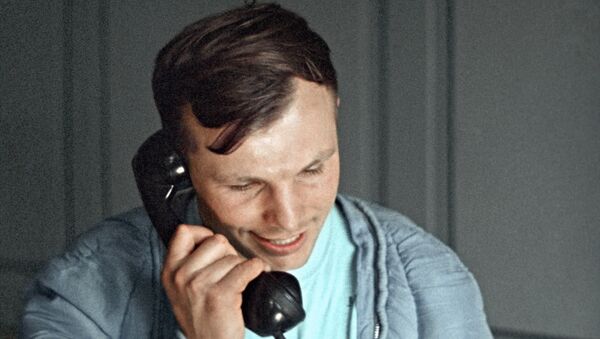 رائد فضاء الروسي يوري غاغارين خلال اجرائه لمكالمة هاتفية، وهو يخبر الحزب الشيوعي ومسؤول الحكومة السوفيتيىة عن نجاح إنجاز مهمته - سبوتنيك عربي