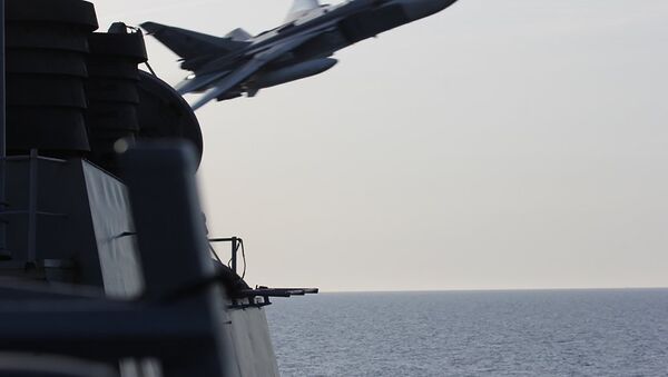 سوخوي 24 تحلق فوق سفينة حربية أمريكية - سبوتنيك عربي
