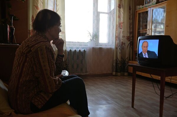 امرأة فمن يكاتيرينبورغ تتابع الحوار المباشر للرئيس فلاديمير بوتين مع المواطنين الروس. - سبوتنيك عربي
