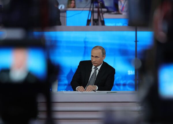 الرئيس فلاديمير بوتين أجرى حوارا مباشرا مع المواطنين الروس، 14 أبريل/ نيسان 2016 - سبوتنيك عربي