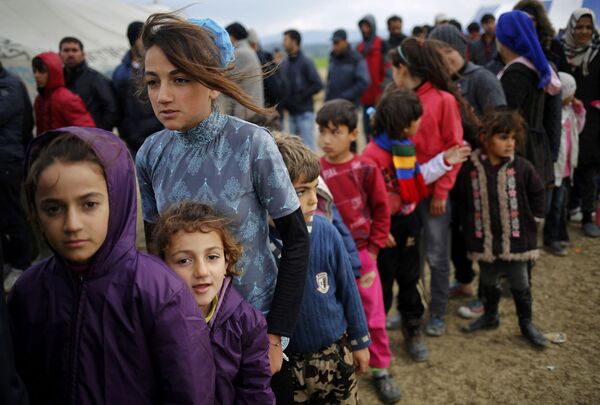 اللاجئون في مخيم إدوميني اليوناني يقفون في طابور للحصول على شاي، الحدود المقدونية-اليونانية، 11 أبريل/ نيسان 2016 - سبوتنيك عربي