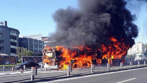 حرق حافلة باسطنبول - سبوتنيك عربي