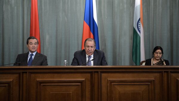 وزير الخارجية الروسي سيرغي لافروف مع نظيريه الصيني والهندي - سبوتنيك عربي