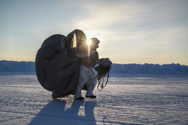 تدريبات القوات الخاصة التابعة لوزارة الداخلية الشياشنية في محيط القطب الشمالي - سبوتنيك عربي