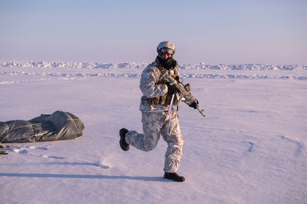 تدريبات القوات الخاصة التابعة لوزارة الداخلية الشياشنية في محيط القطب الشمالي - سبوتنيك عربي