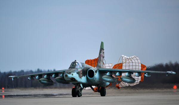القاذفات سو-25 التي ستشارك في إحياء فعالية عيد النصر في الحرب الوطنية العظمى يوم 9 مايو/ آيار، وذلك أثناء التدريبات العسكرية الجوية في المطار العسكري الجوي كوبينكا بمقاطعة موسكو. - سبوتنيك عربي