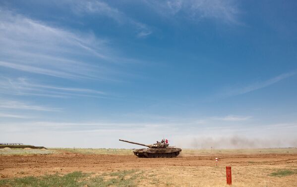 دبابة Т-72/ب 3 خلال المسابقات في حقل الدبابات برودبوي بمقاطعة فولغوغراد - سبوتنيك عربي