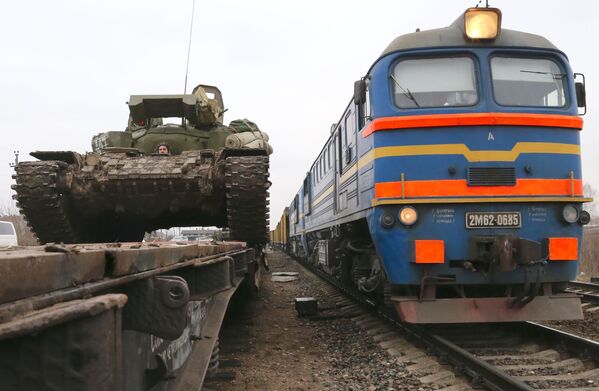تحميل دبابات  T-72 على أرصفة السكة الحديدية في مقاطعة كالينينغراد، لتوصيلها إلى مدينة غوسيفو بإقليم كالينينغراد، حيث ستقام  التدريبات العسكرية. - سبوتنيك عربي