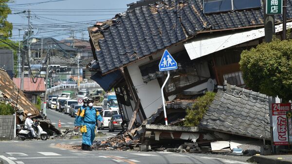 الشرطة تبحث عن ناجين بعد زلزال ضرب جنوب اليابان، 17 أبريل/ نيسان 2016. - سبوتنيك عربي