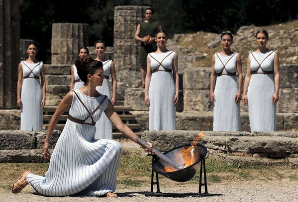 مراسم إشعال الشعلة الألومبية بالموقع الأثري أوليمبيا باليونان، 20 أبريل/ نيسان 2016. - سبوتنيك عربي