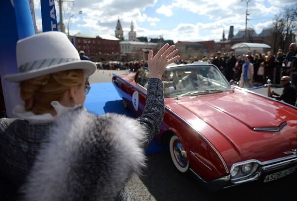 الزوار والمشاركون في معرض للسيارات الكلاسيكية القديمة في موسكو - سبوتنيك عربي