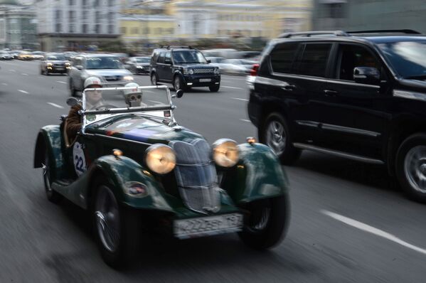 المشاركون في معرض للسيارات الكلاسيكية القديمة في موسكو - سبوتنيك عربي