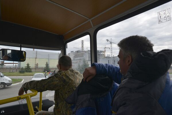 موظفون يمرون بالقرب من موقع الحدث الكارثي، القسم الرابع من مبنى المحطة النووية تشيرنوبيل - سبوتنيك عربي