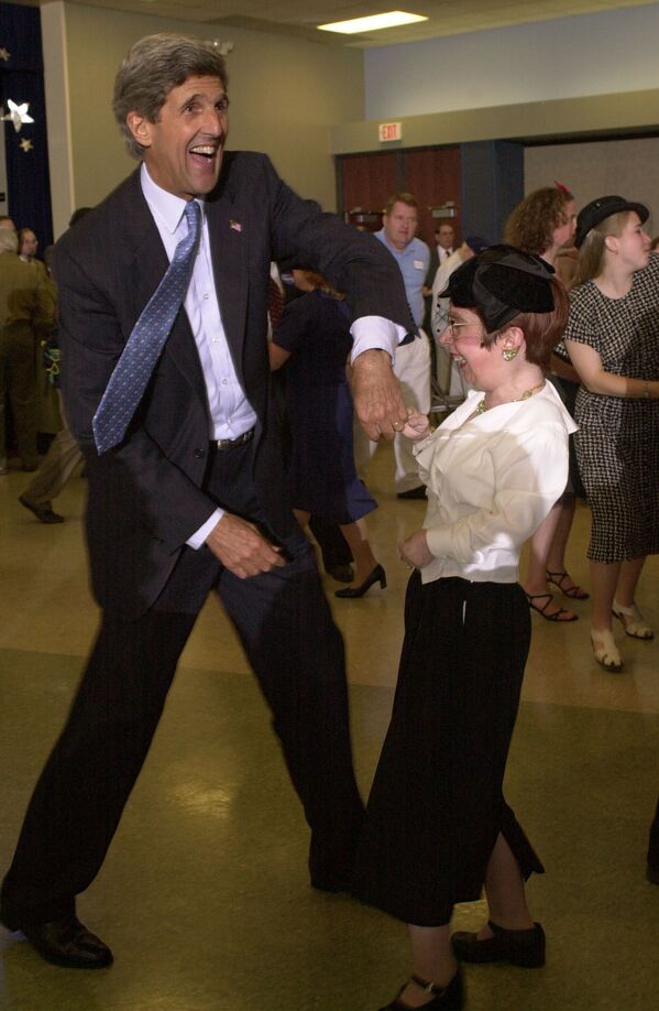 وزير الخارجية الأمريكي جون كيرى يرقص - سبوتنيك عربي