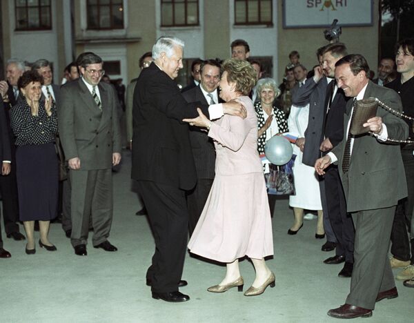 الرئيس الروسي السابق بوريس يلتسين يرقص مع زوجته - سبوتنيك عربي