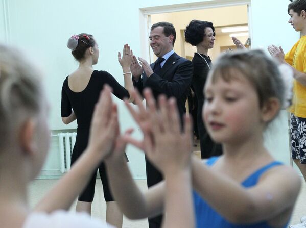 رئيس الوزراء الروسي دميترى ميدفيديف يمزح مع بعض الأطفال خلال دروس البالية - سبوتنيك عربي