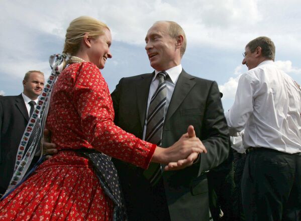 الرئيس الروسي فلاديمير بوتين يرقص - سبوتنيك عربي