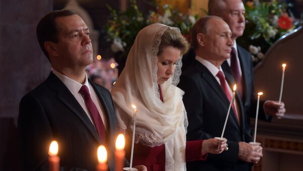 بوتين وميدفيديف يحضران قداس عيد الفصح في موسكو - سبوتنيك عربي