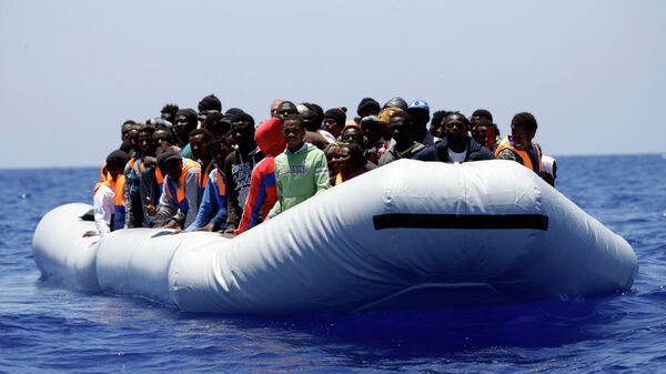 غرق زورق مطاطي مع اللاجئين قبال ليبيا - سبوتنيك عربي