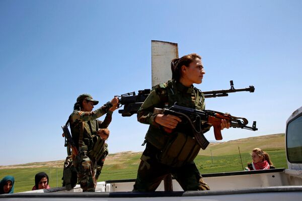 محاربات كرديات على خطوط المواجهة مع العدو في الموصل - سبوتنيك عربي