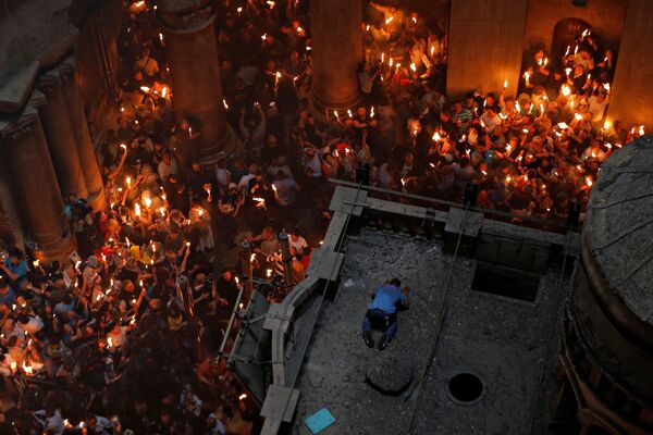 المسيحيون الأرثوذكس ينتظرون ظهور النار المقدسة في كنيسة القيامة بالقدس، فلسطين 30 مايو/ أيار 2016. - سبوتنيك عربي