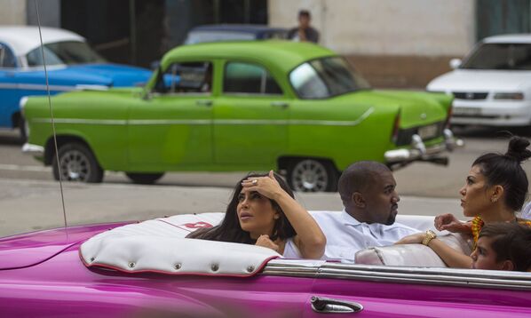 كيم كاردشيان وكاني ويست خلال زيارتهما إلى كوبا، 4 مايو/ أيار 2016 - سبوتنيك عربي
