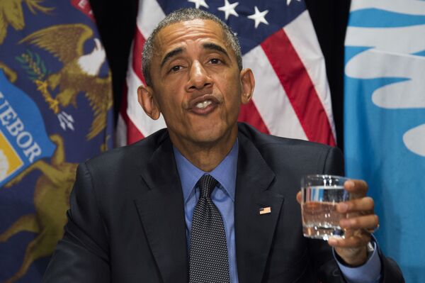 الرئيس باراك أوباما يشرب كأس ماء خلال اجتماع بولاية ميشيغان، 4 مايو/ أيار 2016. - سبوتنيك عربي