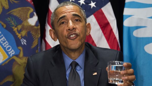 الرئيس باراك أوباما يشرب كأس ماء خلال اجتماع بولاية ميشيغان، 4 مايو/ آيار 2016. - سبوتنيك عربي