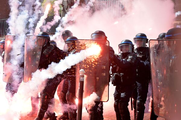 ضباط الشرطة خلال مظاهرات عيد العمال في باريس، 1 مايو/ أيار 2016. - سبوتنيك عربي