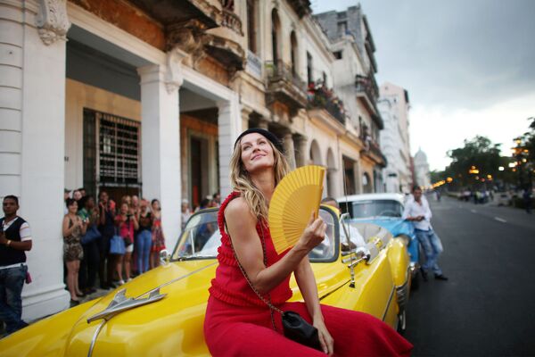 عارضة الأزياء البرازيلية جيزيل بوندخين قبيل عرض أزياء شانيل في هافانا، كوبا، 3 مايو/ أيار 2016. - سبوتنيك عربي