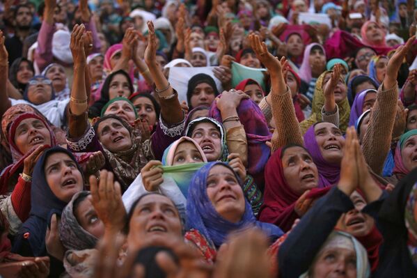 النساء المسلمات أثناء احتفالات ذكرى الإسراء والمعراج في سريناغار، 5 مايو/ أيار 2016. - سبوتنيك عربي