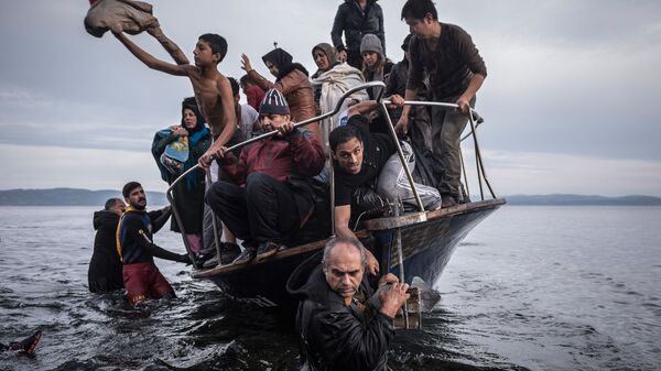 وصول مهاجرين من سوريا إلى جزيرة يونانية - سبوتنيك عربي