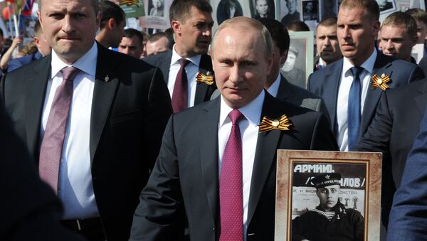 الرئيس الروسي فلاديمير بوتين يشارك في الفوج الخالد في موسكو - سبوتنيك عربي