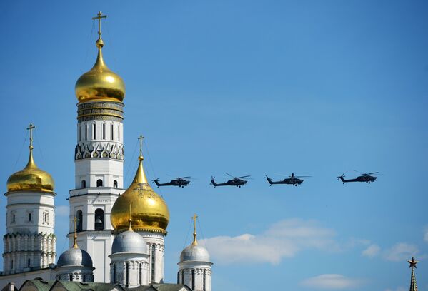 مروحيات مي-28ان  تحلق فوق  الساحة الحمراء خلال العرض العسكري بمناسبة الذكرى الـ 71 لعيد النصر (1941-1945) في موسكو. - سبوتنيك عربي