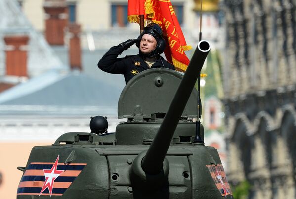 دبابة تي-34-85 على الساحة الحمراء بموسكو خلال العرض العسكري بمناسبة الذكرى الـ 71 لعيد النصر - سبوتنيك عربي