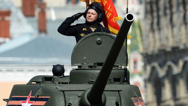 دبابة تي-34-85 على الساحة الحمراء خلال العرض العسكري بمناسبة الذكرى الـ 71 لعيد النصر في روسيا - سبوتنيك عربي