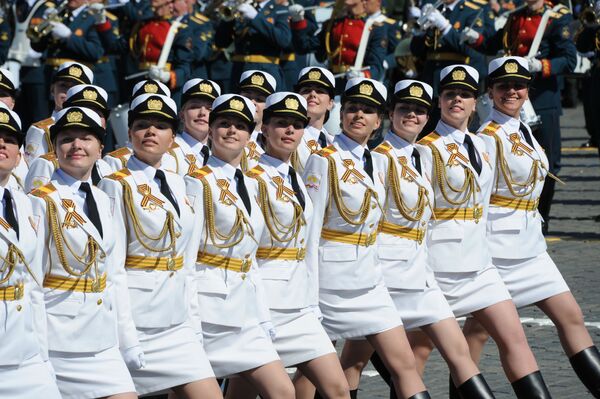 مشاركة أول فوج نسائي على الساحة الحمراء خلال العرض العسكري بمناسبة الذكرى الـ 71 لعيد النصر في روسيا - سبوتنيك عربي