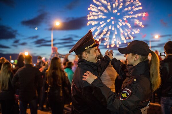 الألعاب النارية في مدينة أومسك الروسية بمناسبة الاحتفالات بالذكرى الـ 71 لعيد النصر على النازية في الحرب الوطنية العظمى (1941-1945). - سبوتنيك عربي