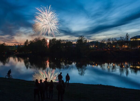 الألعاب النارية في مدينة بيتروزوفودسك بمناسبة الاحتفالات بالذكرى الـ 71 لعيد النصر على النازية في الحرب الوطنية العظمى (1941-1945). - سبوتنيك عربي