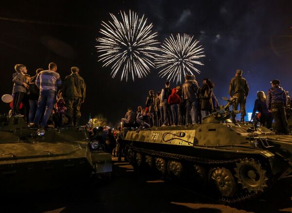 الألعاب النارية في مدينة بلاغوفيشنسك بمناسبة الاحتفالات بالذكرى الـ 71 لعيد النصر على النازية في الحرب الوطنية العظمى (1941-1945). - سبوتنيك عربي